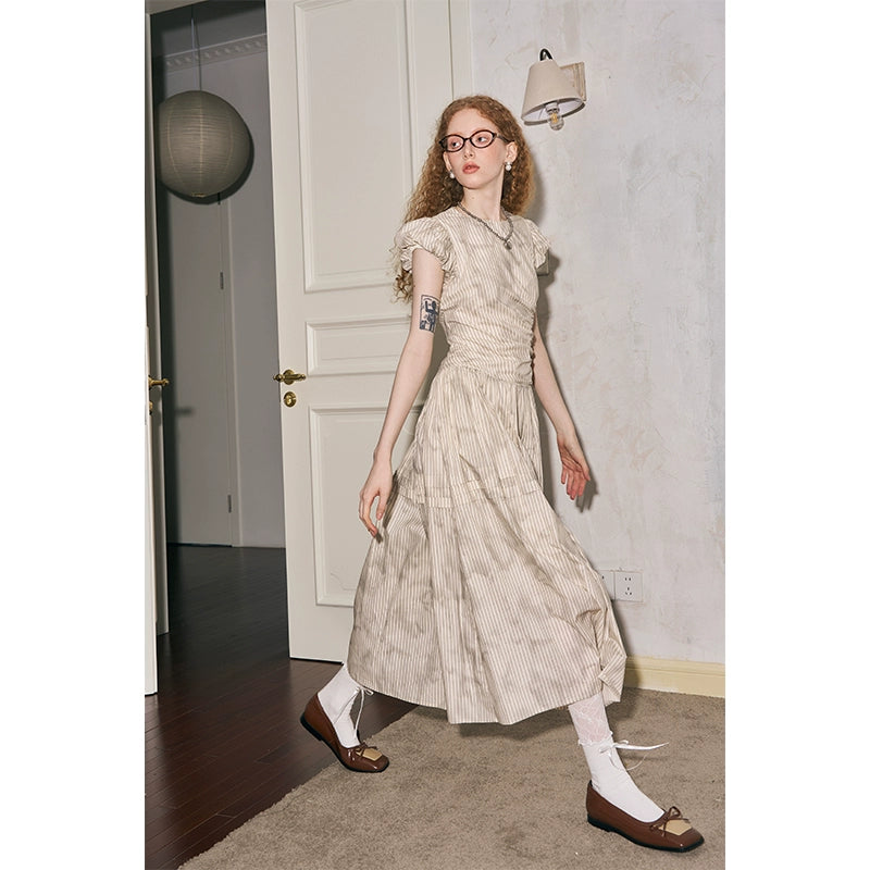 فستان بخصر ملفوف بأكمام منفوشة