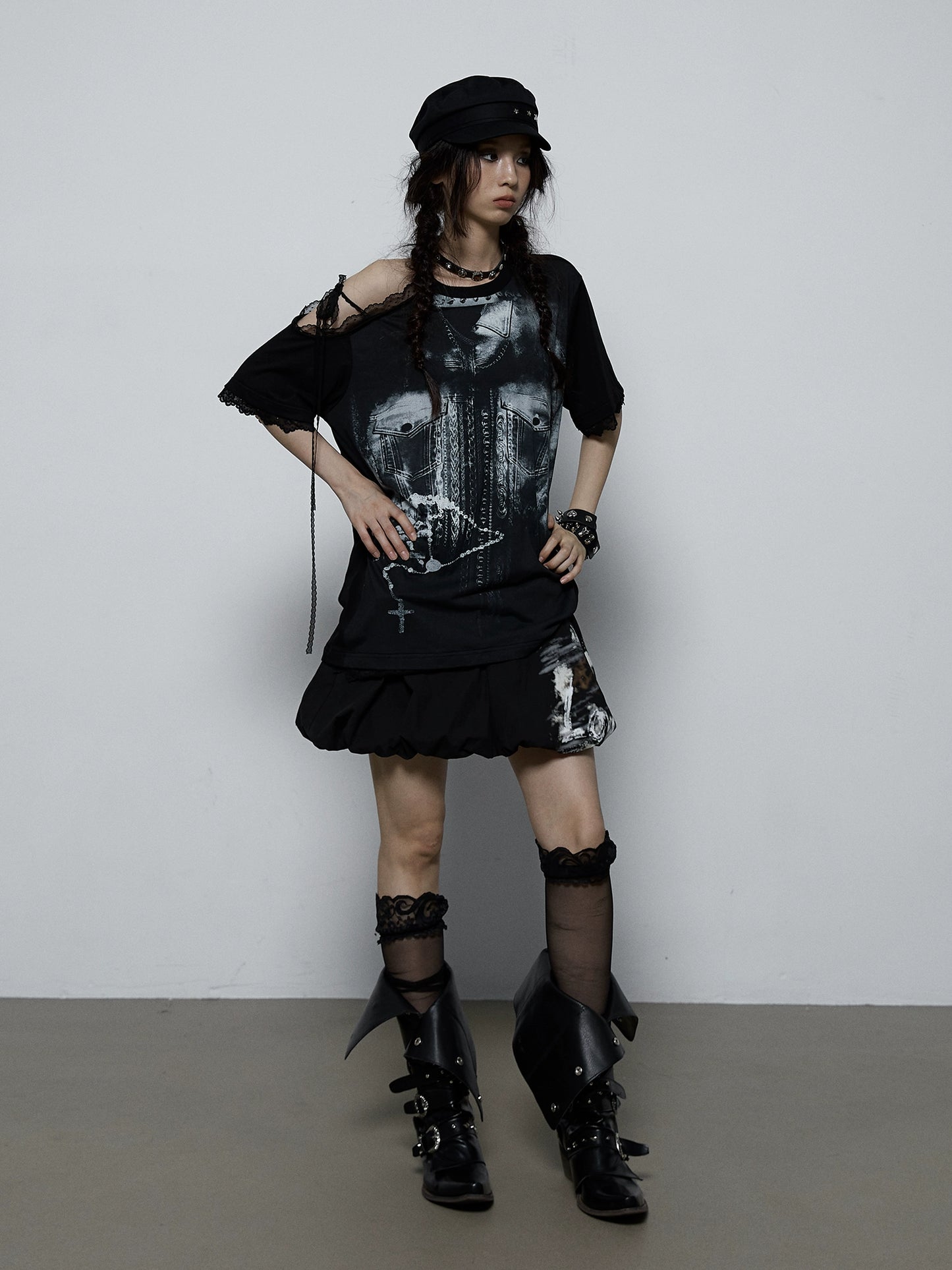 অফ-শোল্ডার লেস প্যাচওয়ার্ক টি-শার্ট