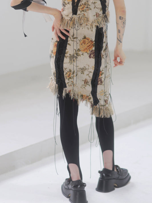 Полая юбка с повреждённой кисточкой и завязкой