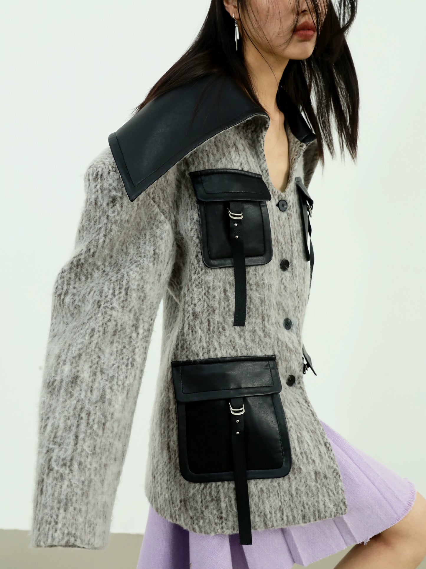 Abrigo de lana con bolsillo y cuello grande en contraste de color