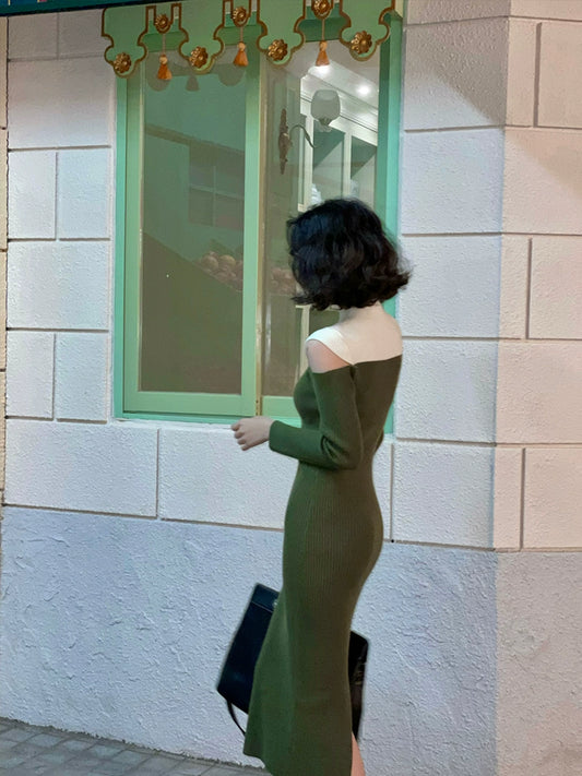 Semi-High Neck Off-Shoulder Knit Dress – Retro Waist-Hugging Silhouette
