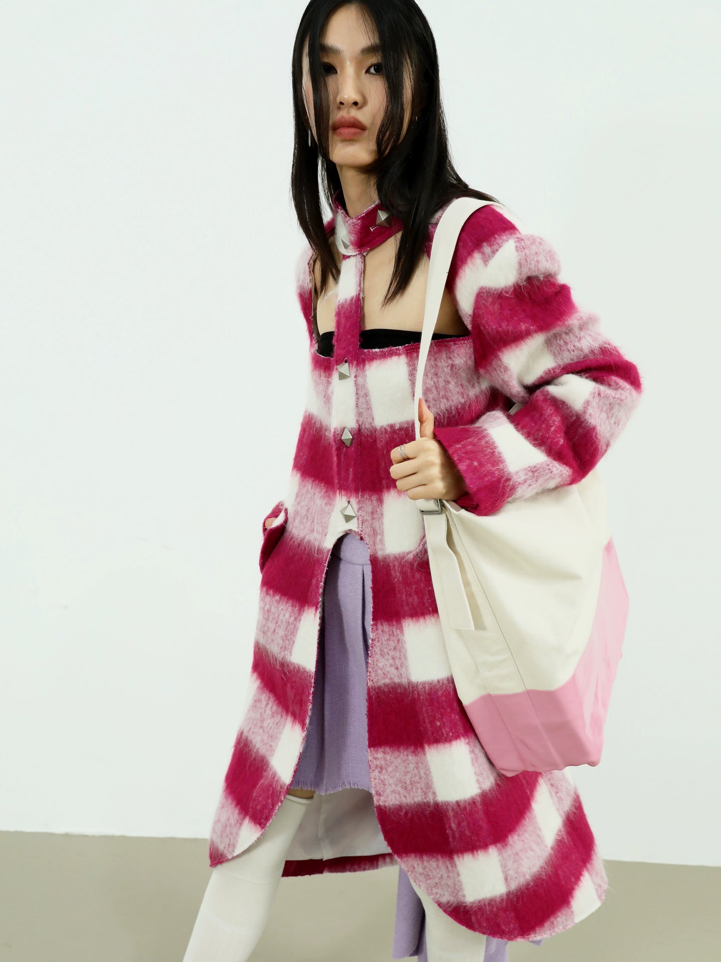 Шерстяное пальто в клетку с открытыми плечами в стиле панк-фея