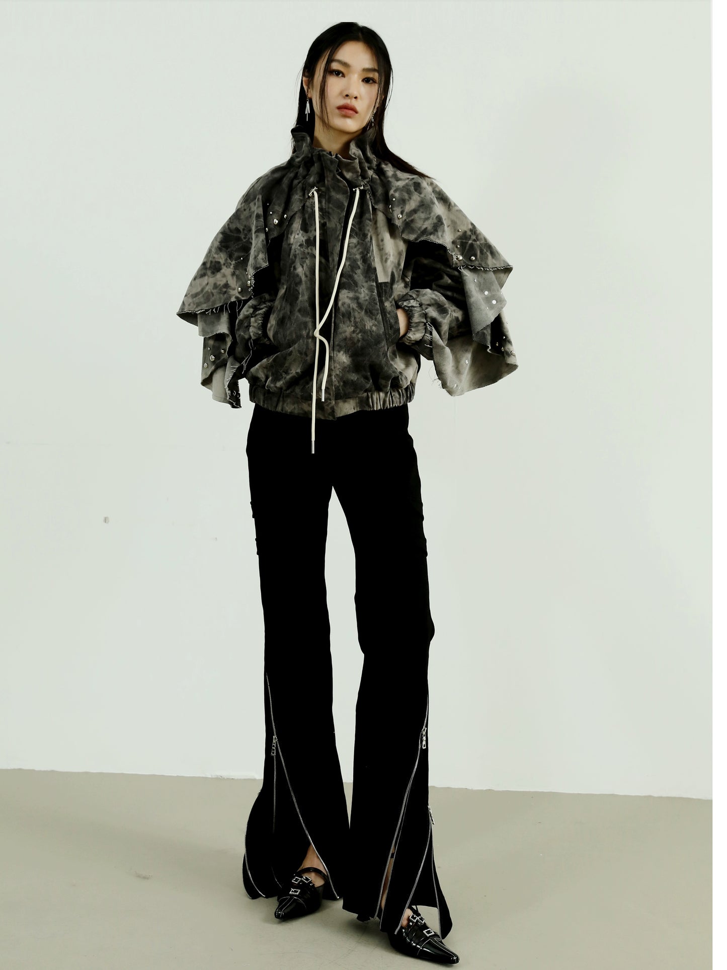 Jeans neri svasati trascinanti sul pavimento dimagranti