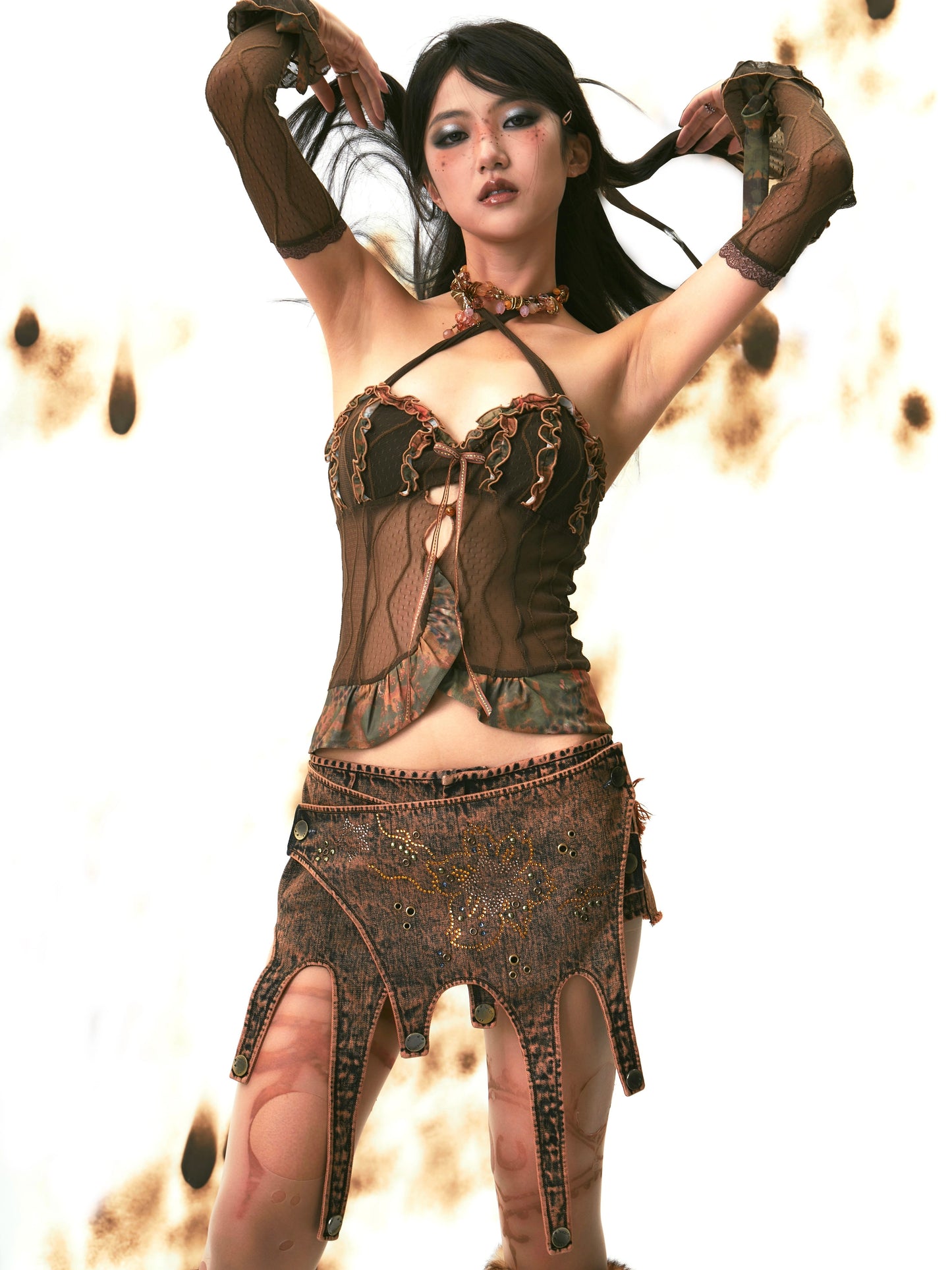 Pantaloncini con gonna in denim con taglio vivo