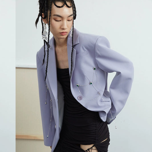 Фиолетовый костюм с цепочкой из драгоценных камней, сшитой вручную