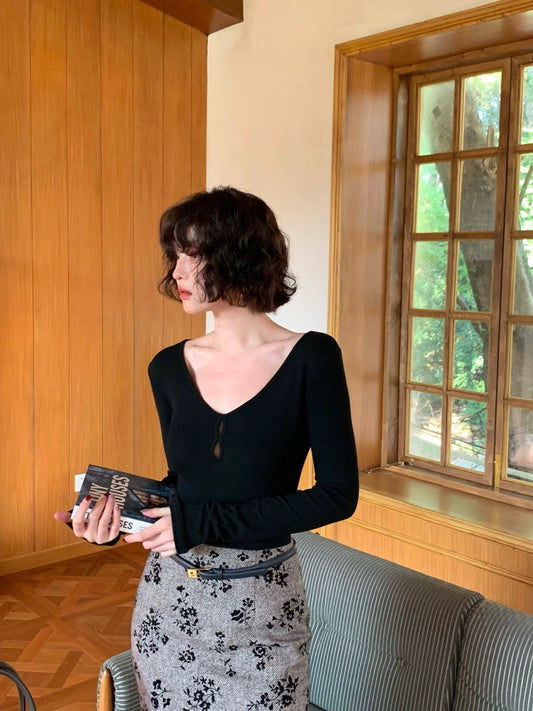 Simplified Cutout V-Neck Base Shirt – Sexy Minimalism