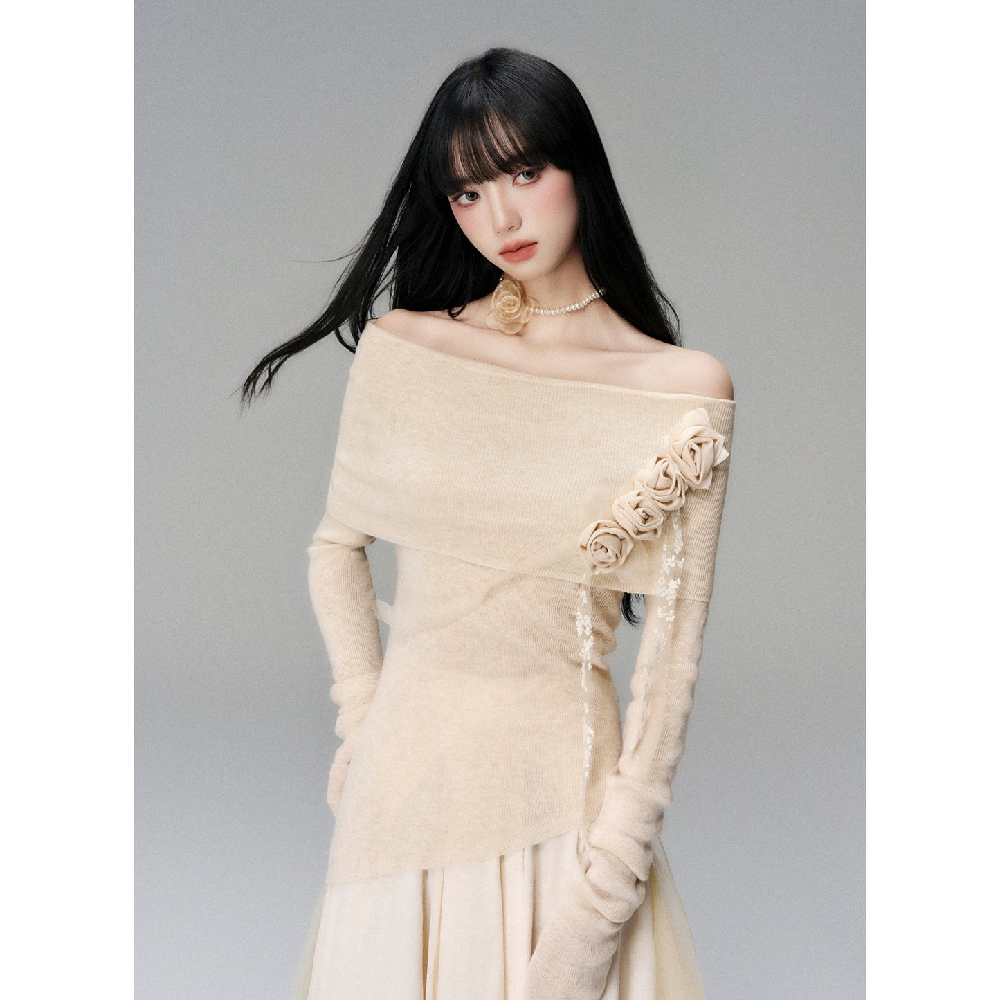 Straight-Necked Off-Shoulder Knitwear with Gentle Floral Accents