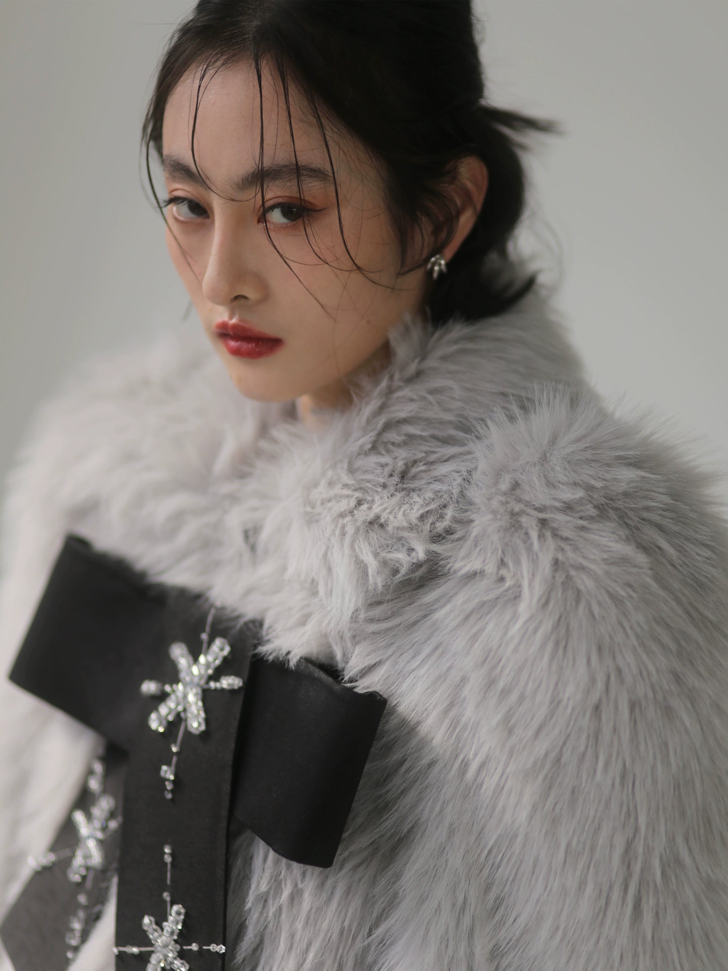 হস্তনির্মিত beaded বো ভুল পশম কোট