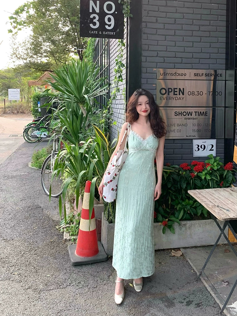 Кружевное длинное платье с V-образным вырезом и подтяжками