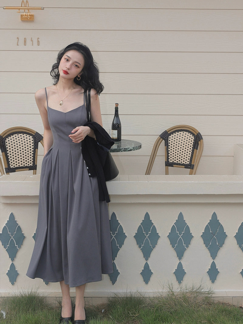 Vestido de cuello en V de primavera: elegancia plisada delgada