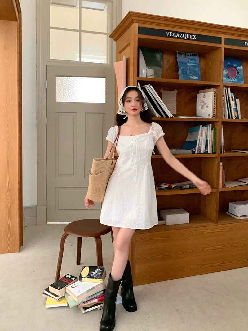 Robe blanche premier amour à col carré