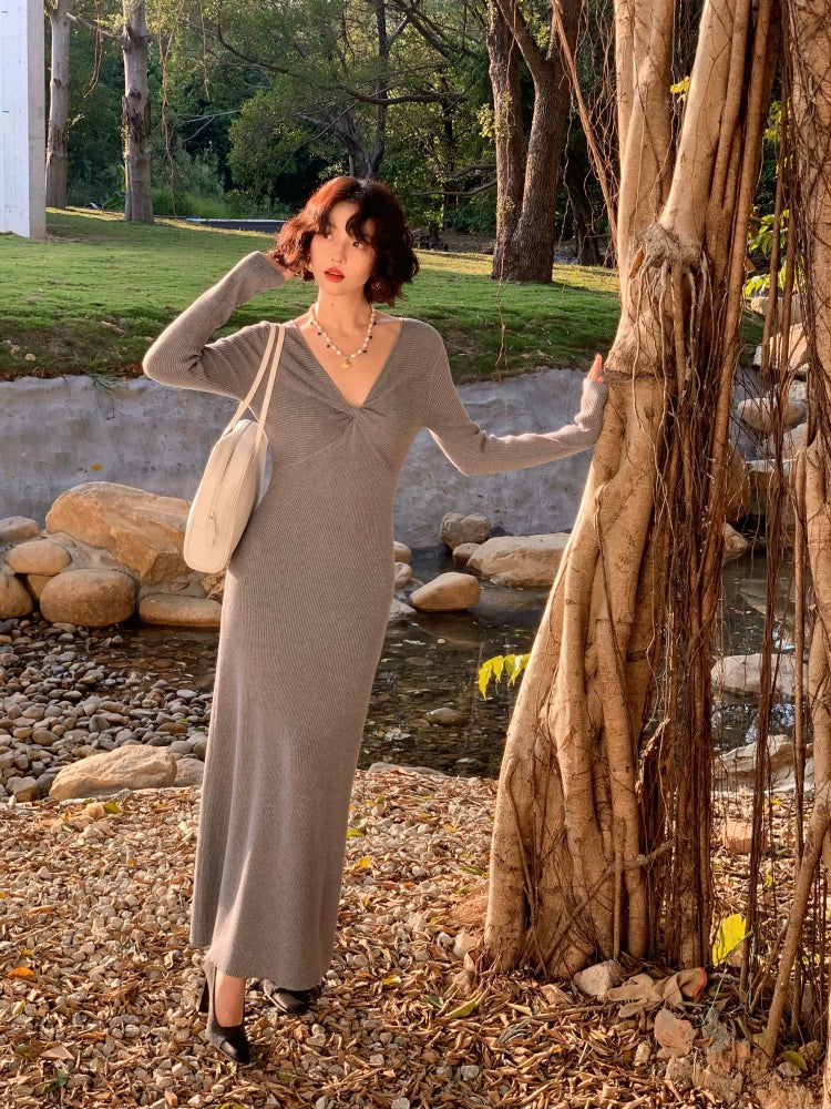 Peacock Terrace V-Neck Knitted Bottoming Dress – Retro Style