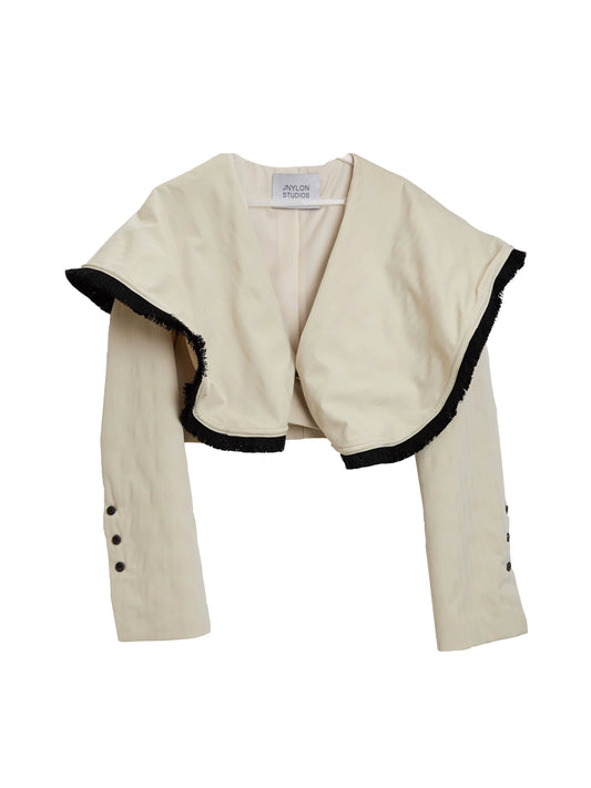 Короткий тренч из кружева с кисточками и большим воротником