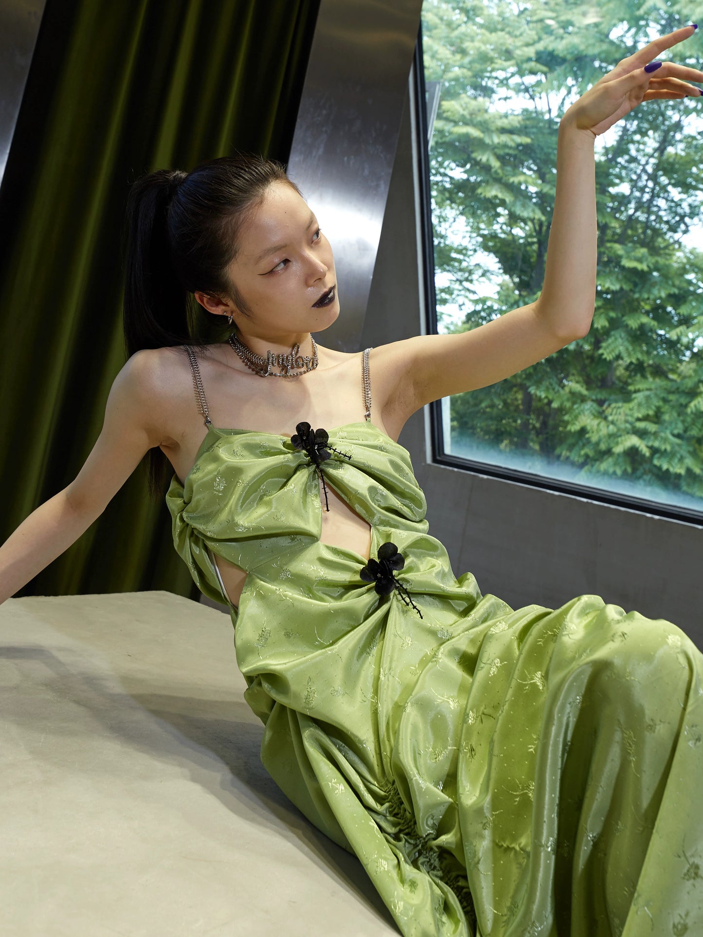 হস্তনির্মিত হোলো মেটাল চেইন ব্যাকলেস ড্রেস