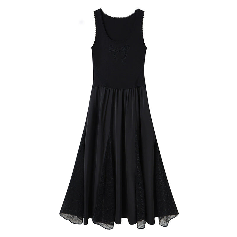 فستان مطرز بفيونكة من الدانتيل