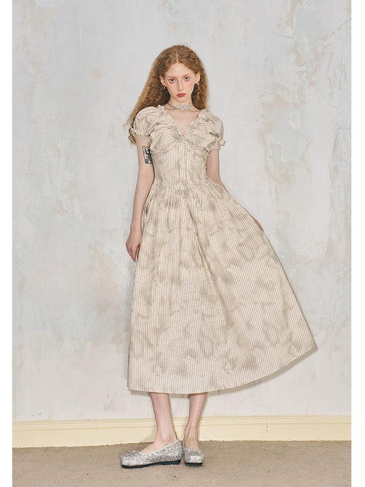 فستان شاي بأكمام منفوشة ورقبة على شكل حرف V