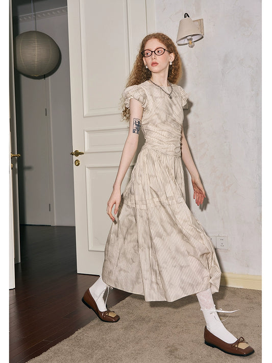 فستان بخصر ملفوف بأكمام منفوشة