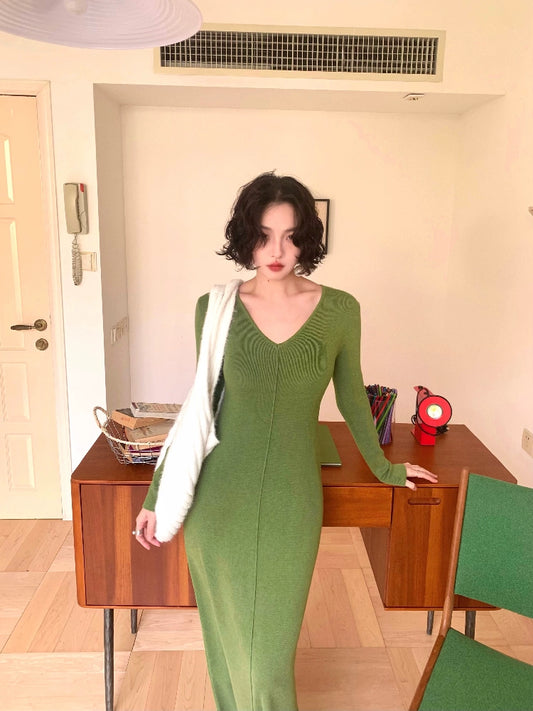 V-Neck Knitted Dress with Spring Freshness (White Tea Qinghuan)