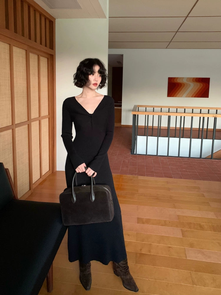 Peacock Terrace V-Neck Knitted Bottoming Dress – Retro Style