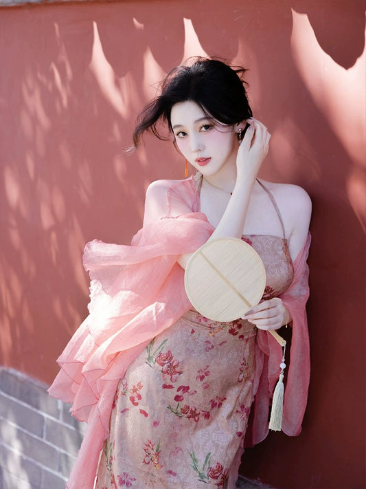 Pink Halterneck Cheongsam Dress – Elegant Hanfu-Inspired Bridal Gown