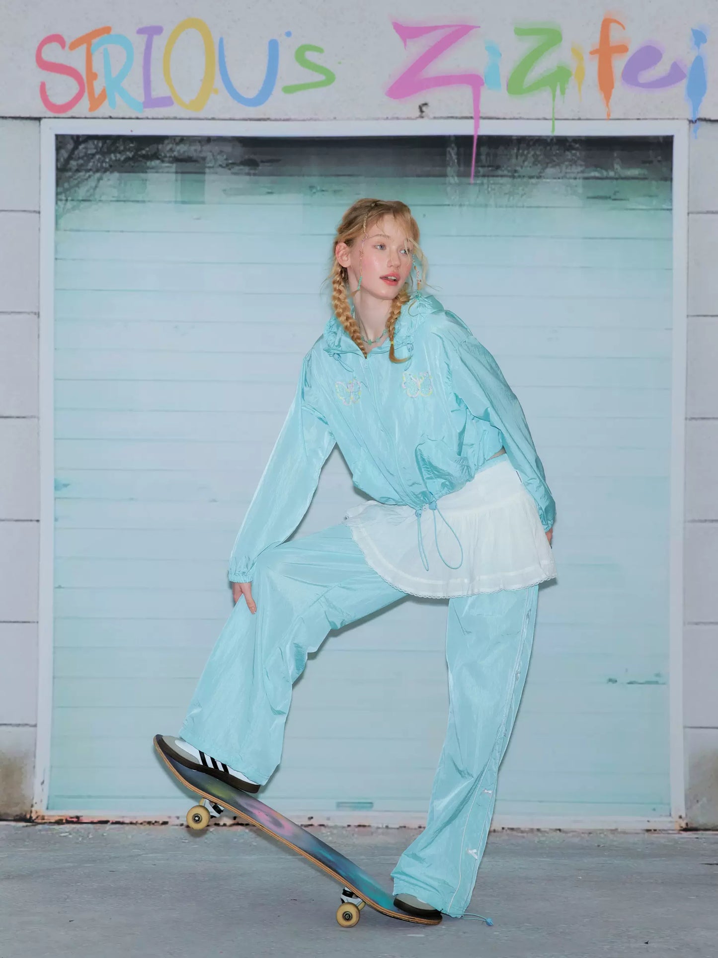 প্রজাপতি এমব্রয়ডারি পাতলা হুডেড জ্যাকেট |