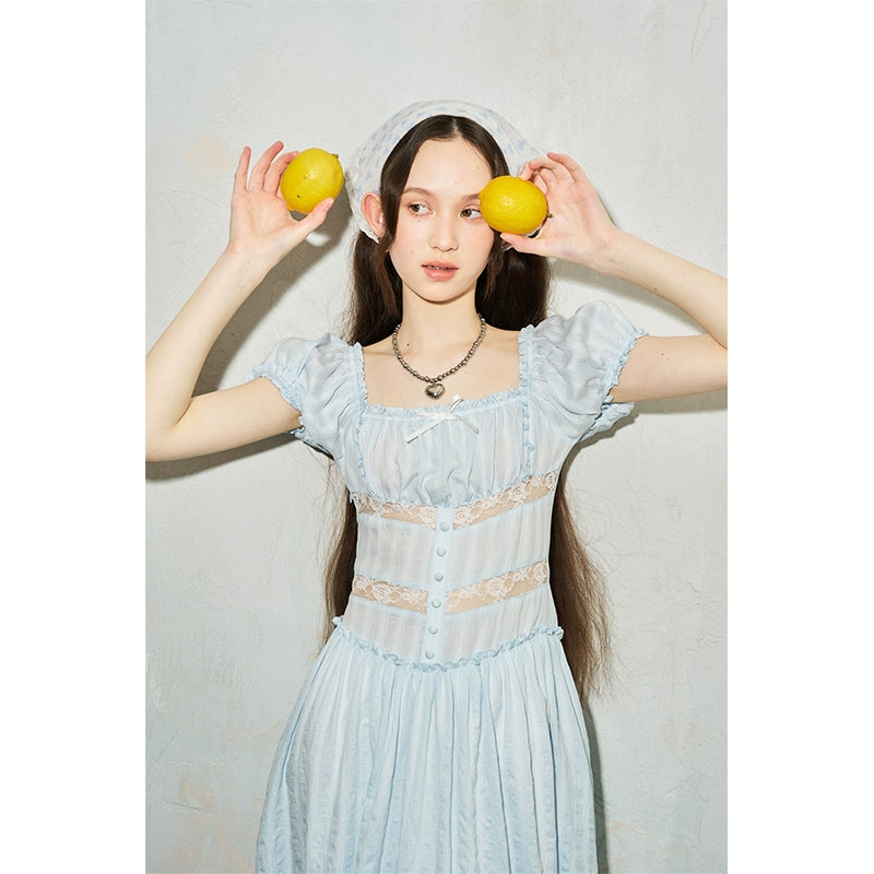 فستان بأكمام منفوشة وياقة مربعة