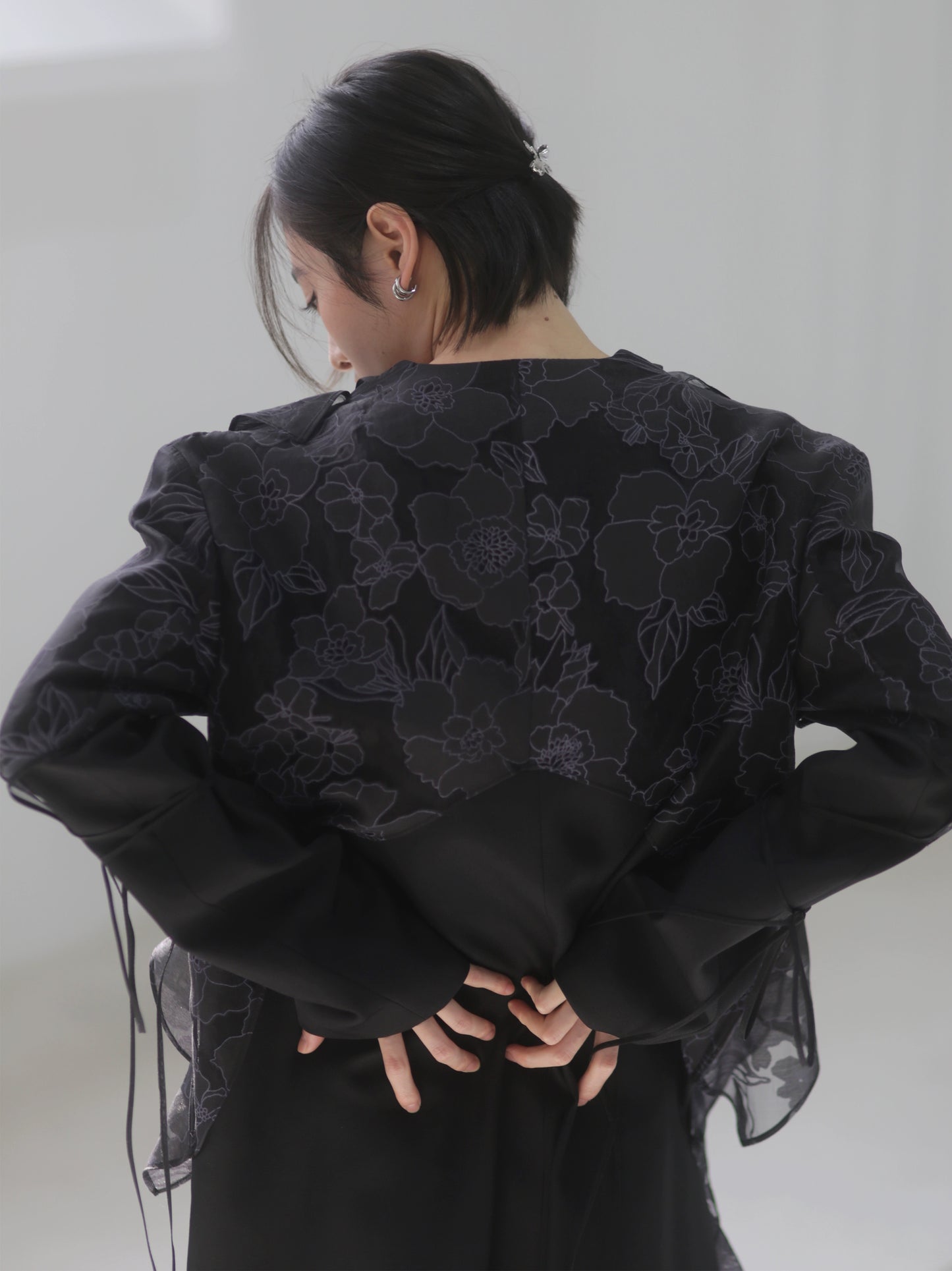 Trench lungo patchwork in organza con bordo volant