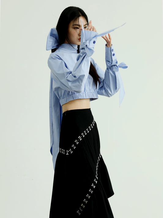 Прохладная короткая однотонная рубашка с галстуком-бабочкой