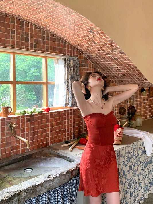 রেড ফিশবোন: গ্রীষ্মের জন্য স্লিম ফিট স্ট্র্যাপ ব্রা