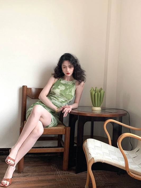 প্লেটড গ্রিন ড্রেস: গ্রীষ্মের মুদ্রিত কমনীয়তা