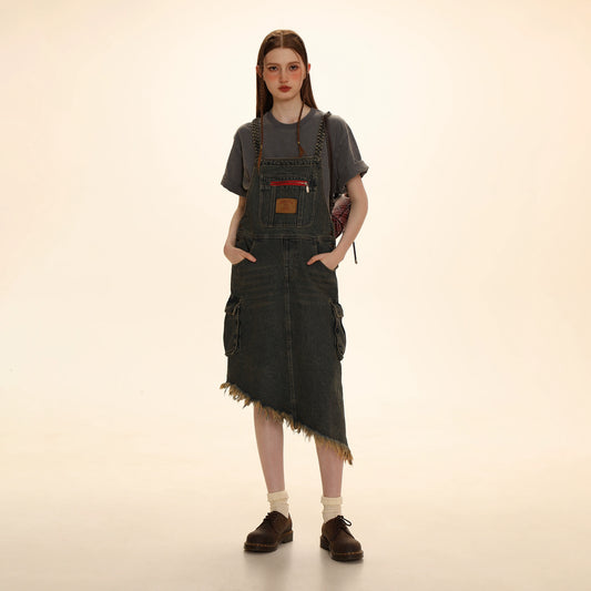 Gonna con bretelle in denim con bordo in pelliccia