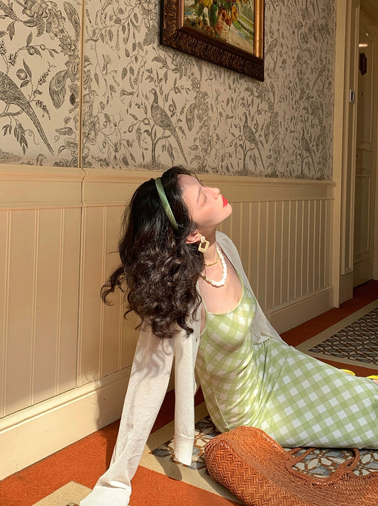 প্লেড সাসপেন্ডেড পোশাক: স্লিম গ্রীষ্মের কমনীয়তা