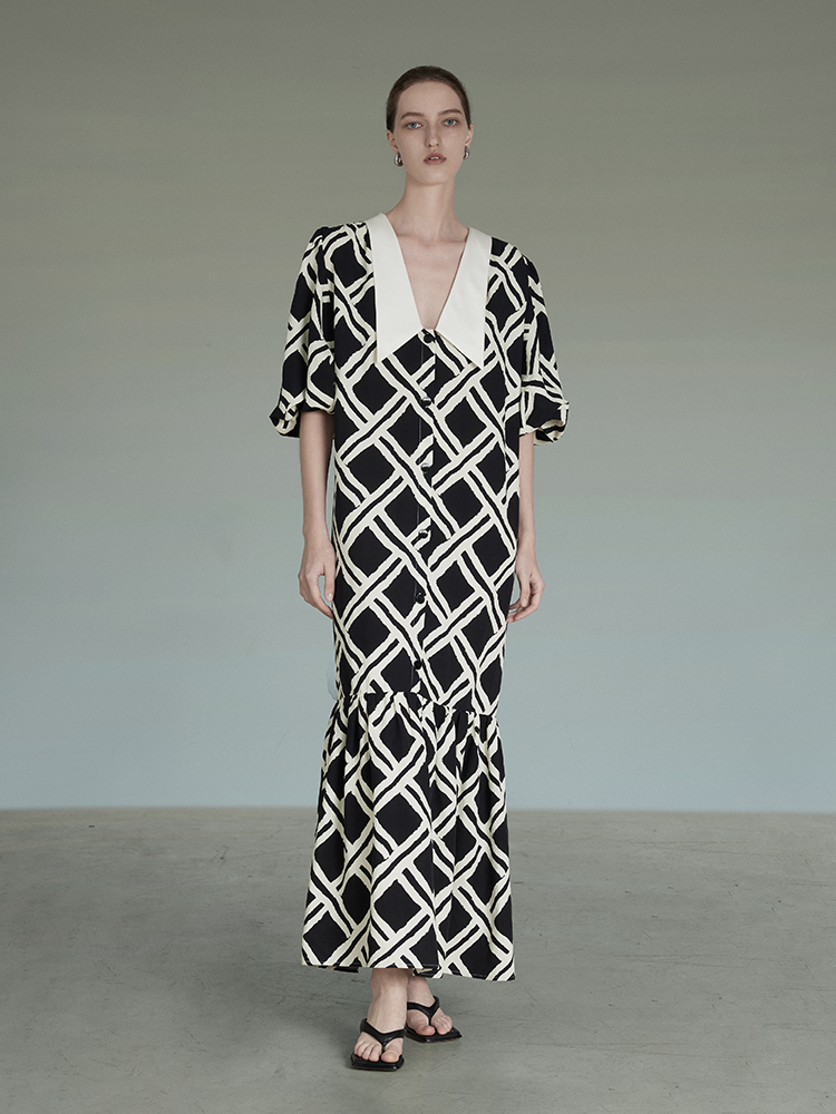 체커 보드 대비 긴 드레스
