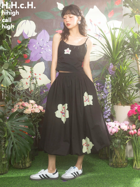 চেরি ব্লসম এমব্রয়ডারি ব্ল্যাক স্ট্র্যাপ ট্যাঙ্ক টপ