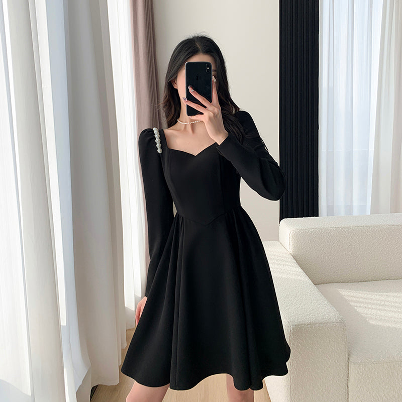 Profitez d'une silhouette mince avec une robe noire rétro – Serendute