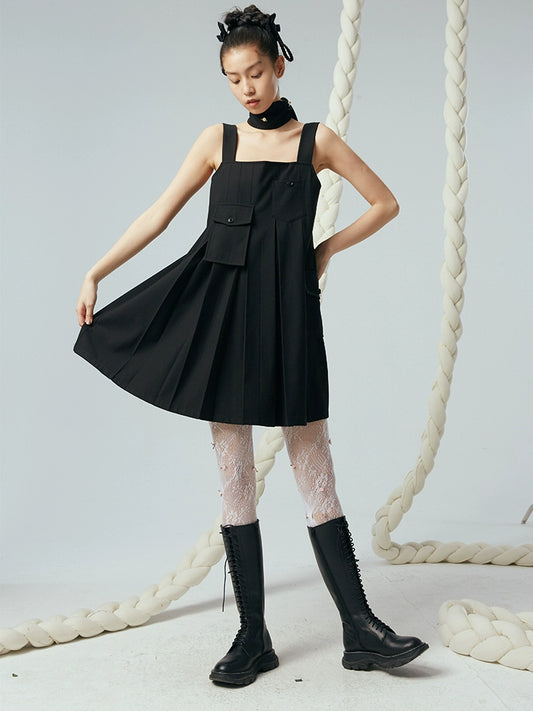 فستان حبال الأسود البسيط