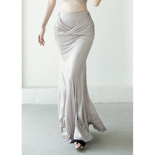 Серое минималистское вязаное платье богини