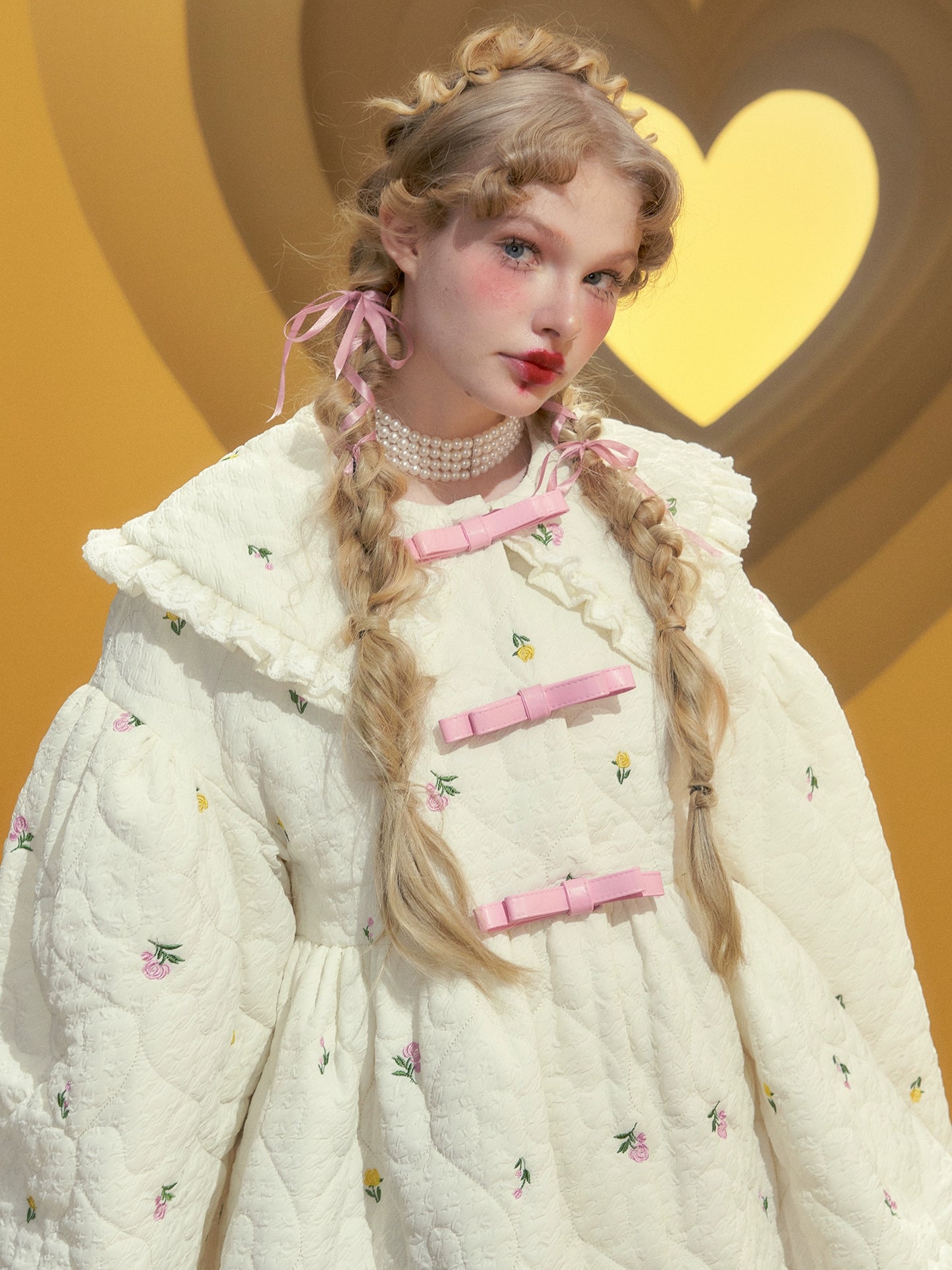 Diseño Original invierno colorido bordado de flores blanco roto abrigo de algodón suelto de longitud media con abrigo de Clip de algodón