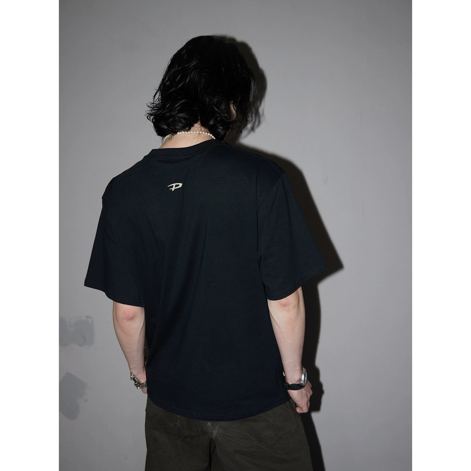 Una camiseta con estampado de graffiti que crea una atmósfera