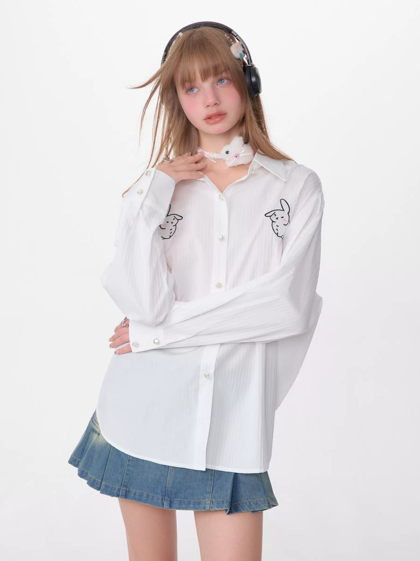 Chemise blanche ample brodée de lapin | Design rétro de longueur moyenne pour le printemps/été