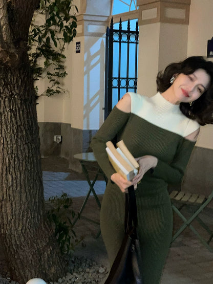 Semi-High Neck Off-Shoulder Knit Dress – Retro Waist-Hugging Silhouette