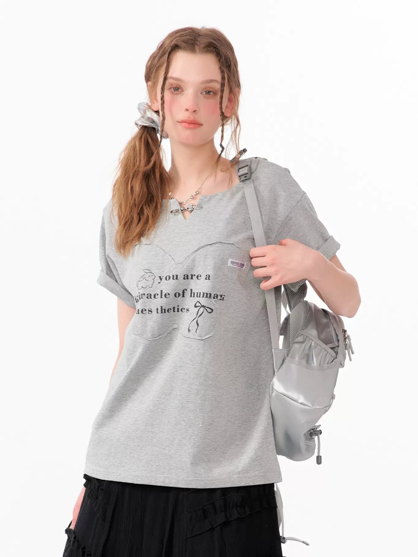 T-shirt ricamata con toppa a farfalla |. Design con stampa di lettere retrò per l'estate