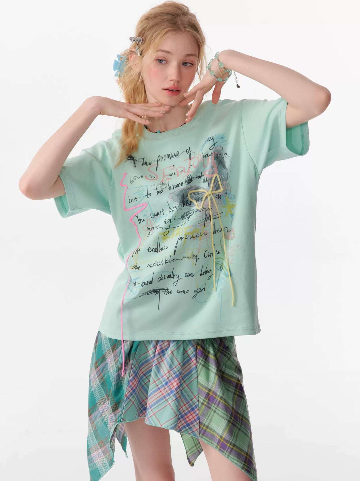 Graffiti Printed Bow T-shirt | Retro English Print Design for Summer