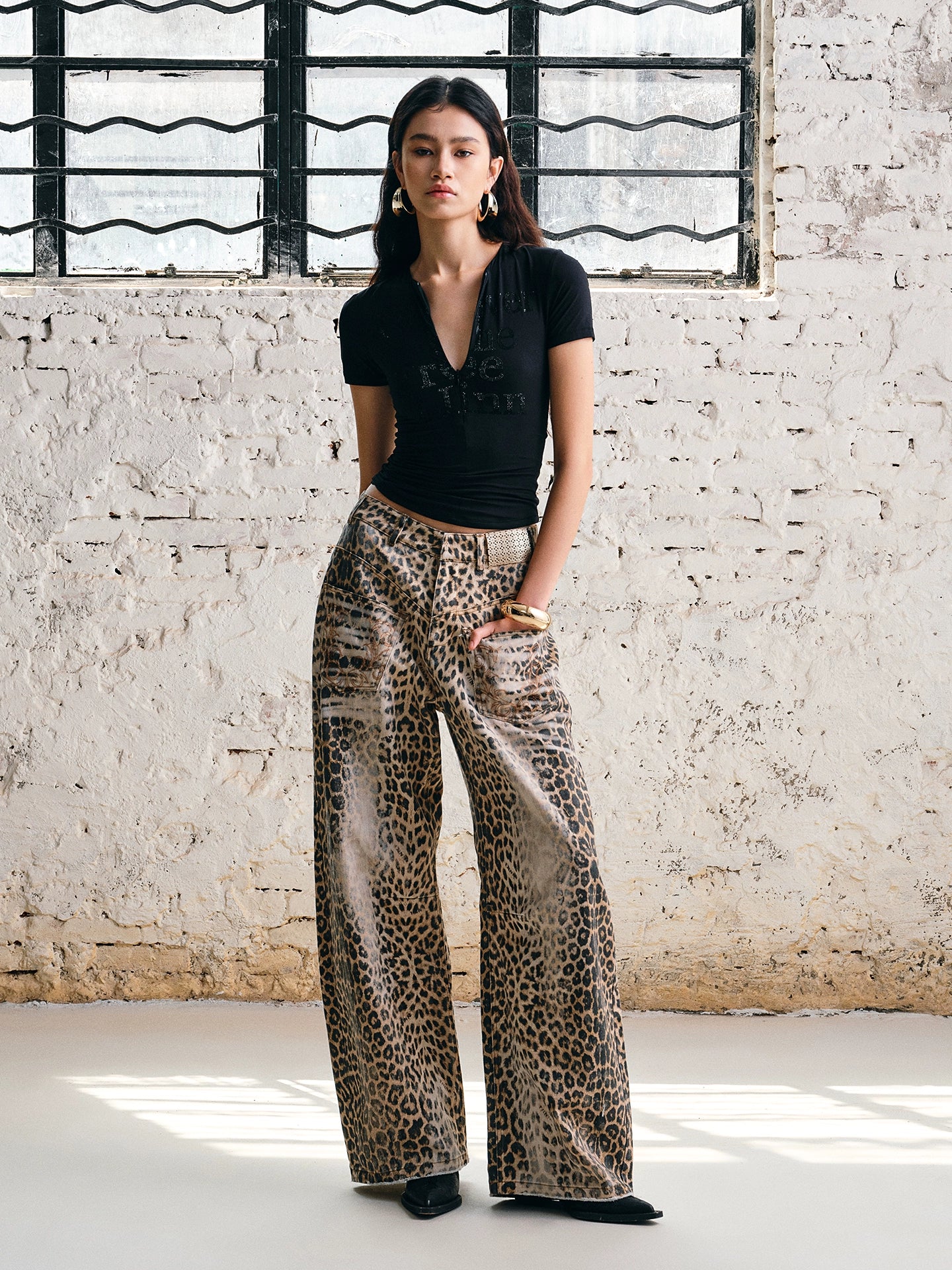 Floral V-Neck Lace Crop Top – Rhinestone Detail Slim Fit T-Shirt