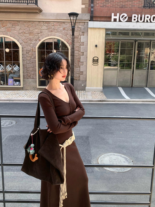 Wine Noon V-Neck Knit Long Dress – Retro Hong Kong Fall/Winter Collection 2025