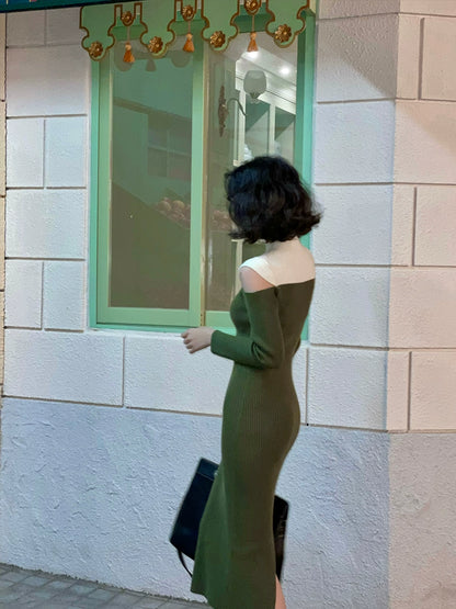 Semi-High Neck Off-Shoulder Knit Dress – Retro Waist-Hugging Silhouette