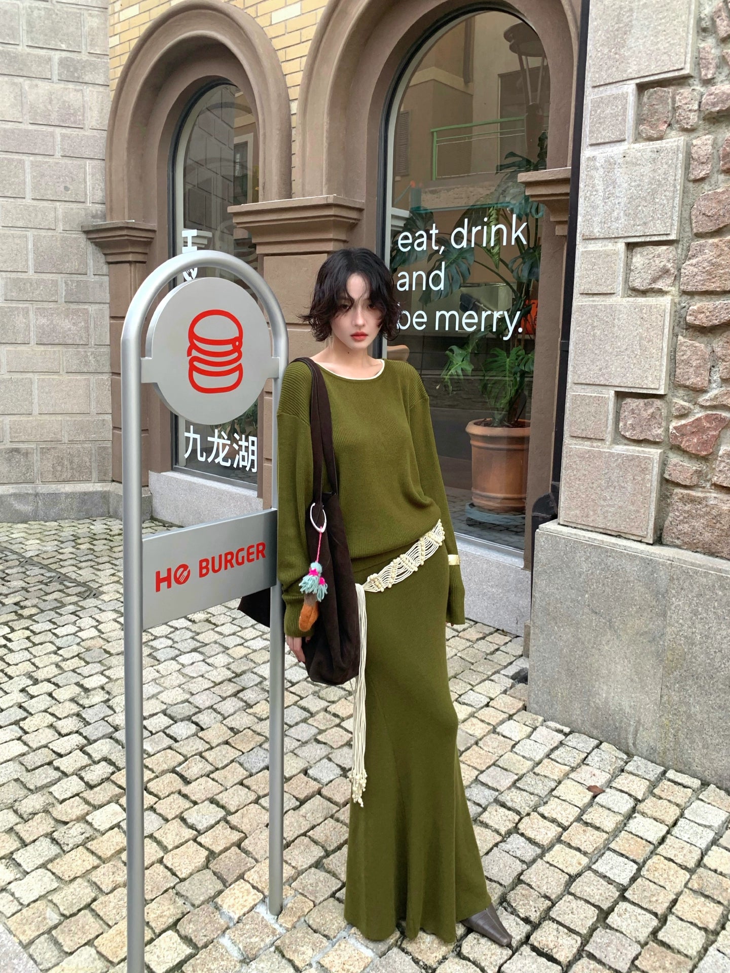 High-Waisted Mermaid Midi Skirt – Hong Kong Retro Autumn/Winter Elegance