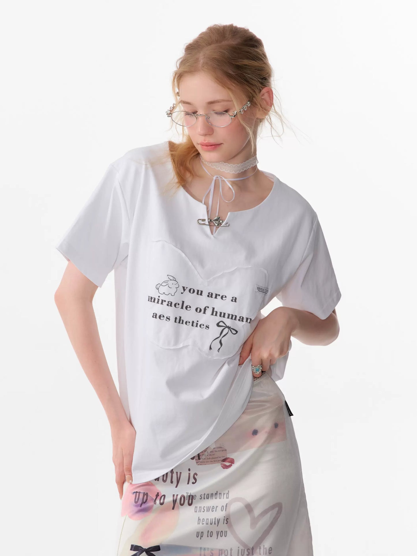 T-shirt ricamata con toppa a farfalla |. Design con stampa di lettere retrò per l'estate