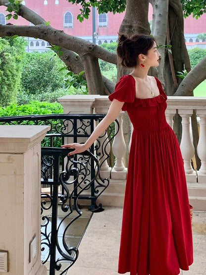 Abito arruffato rosso chic: eleganza estiva a metà lunghezza