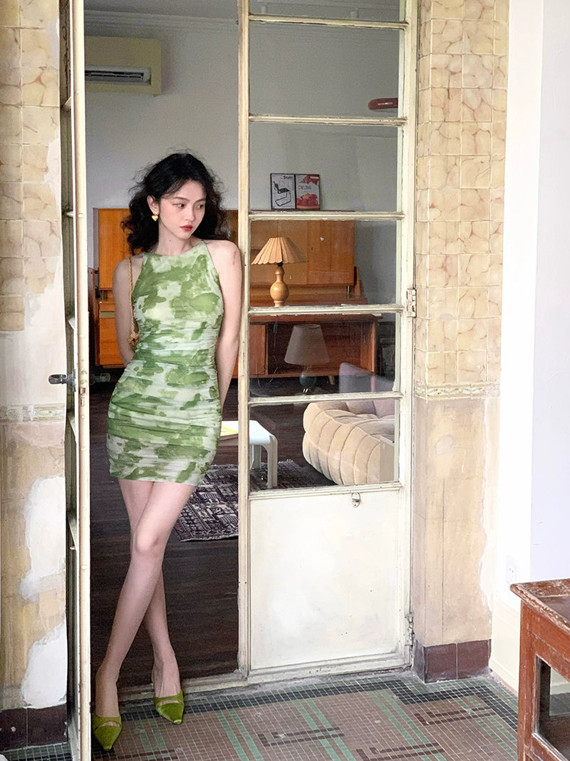 Vestido verde plisado: elegancia impresa del verano